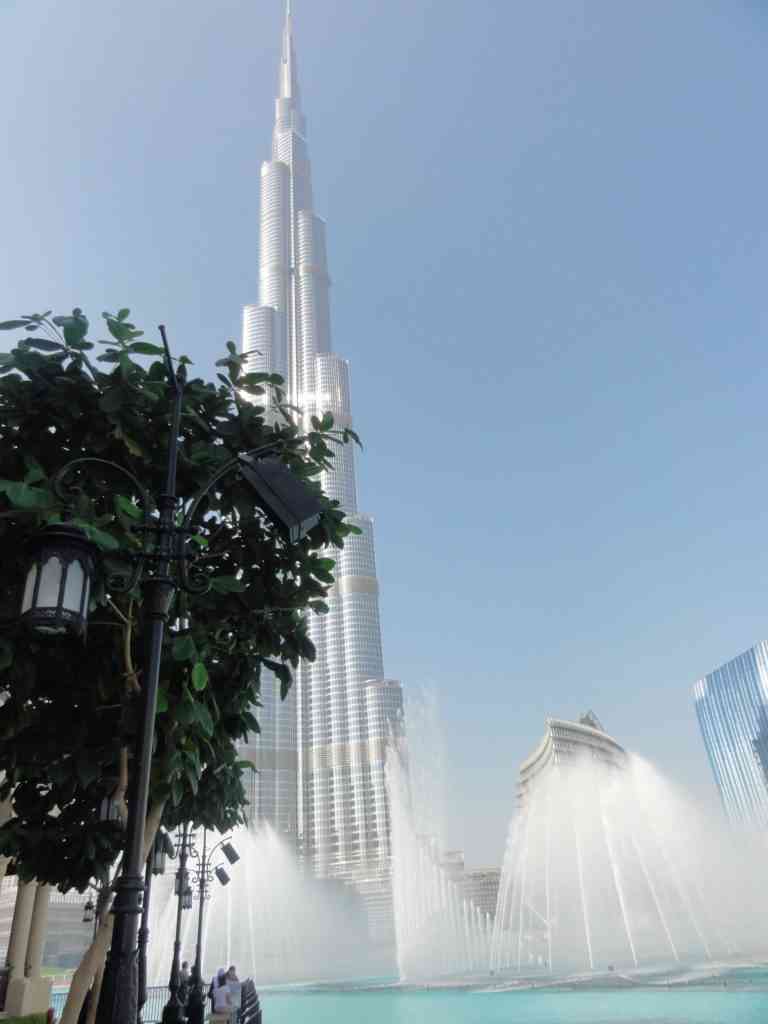 The amazing Dubai fountains in front of Burj Khalifa